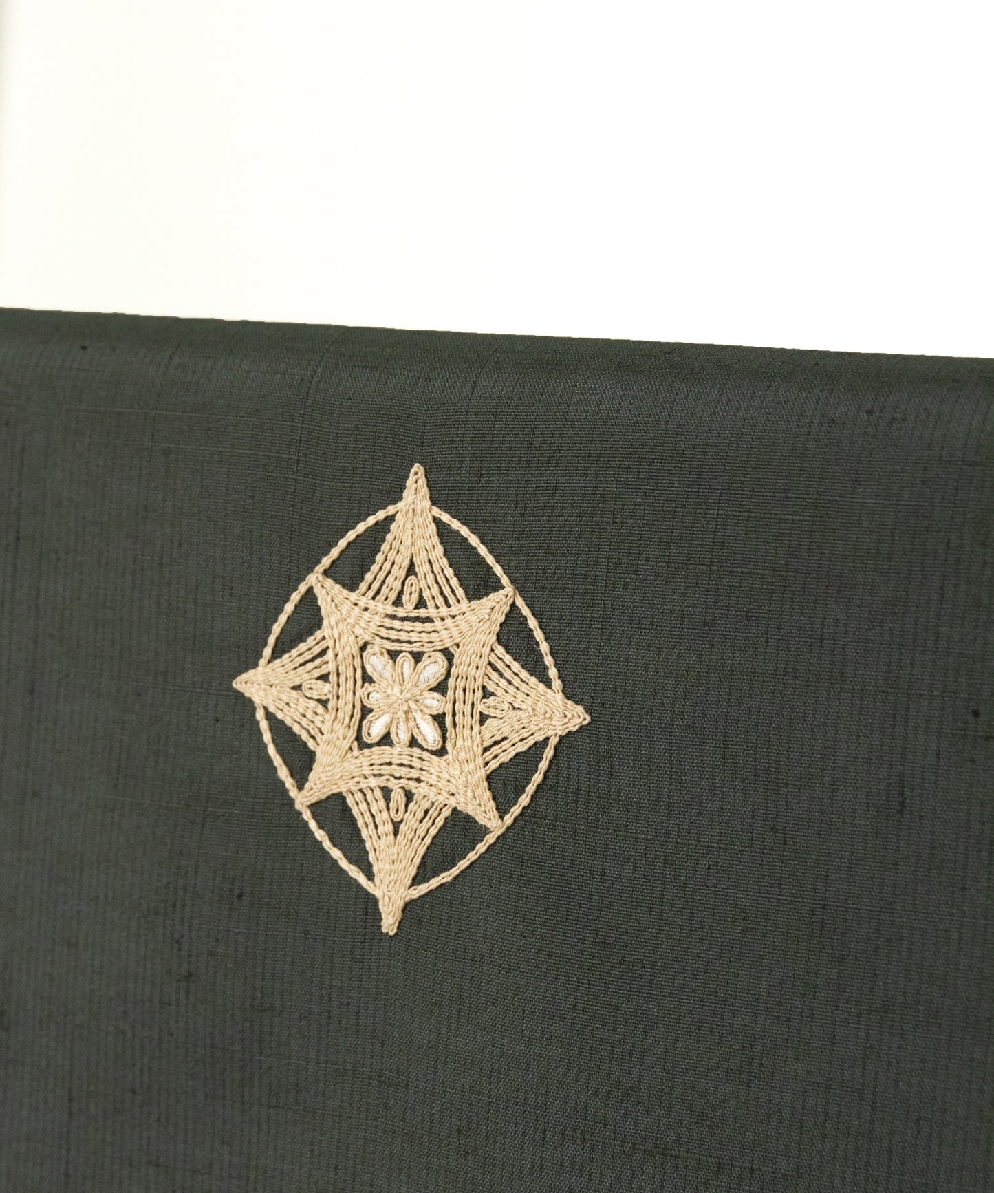 ムガシルク 刺繍着尺「深いグリーン」
