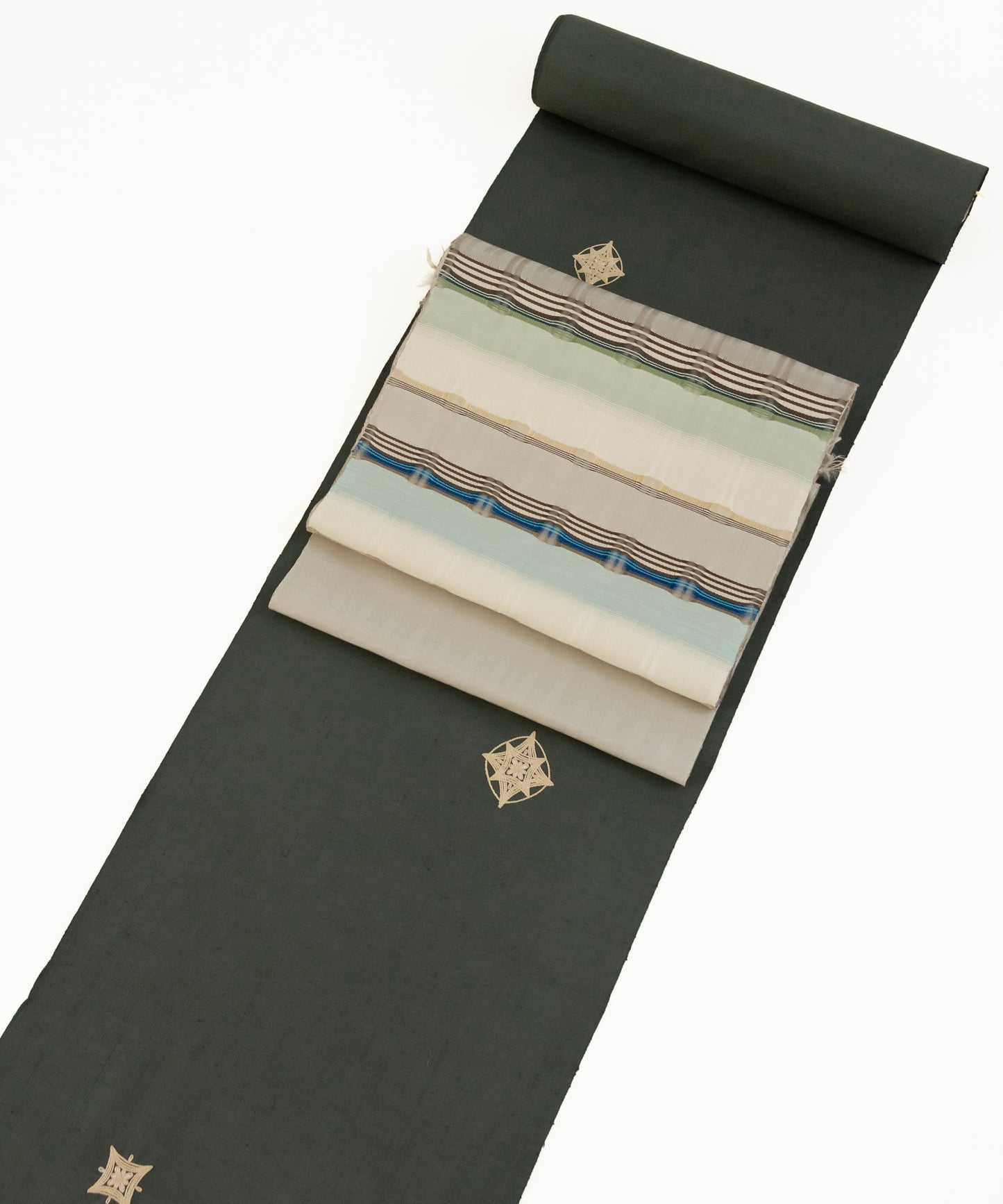 ムガシルク 刺繍着尺「深いグリーン」