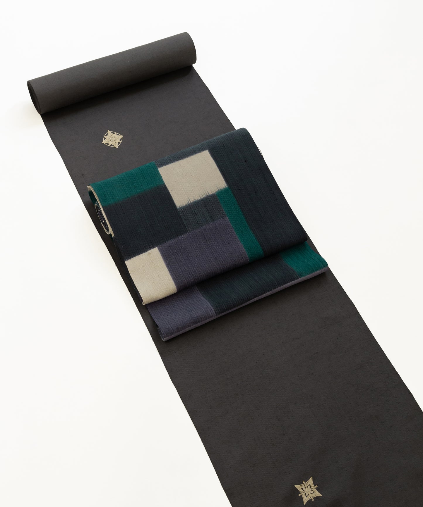 ムガシルク 刺繍着尺「深い灰色」