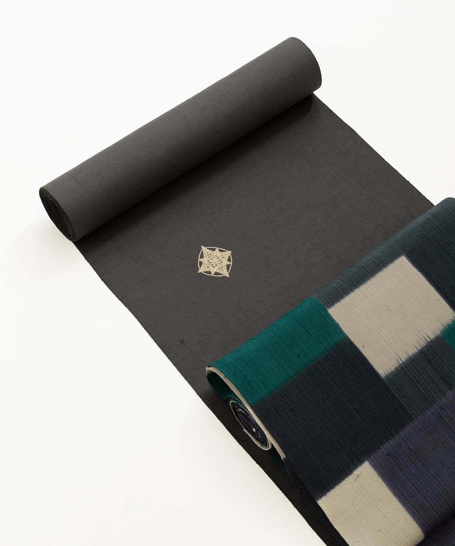 ムガシルク 刺繍着尺「深い灰色」