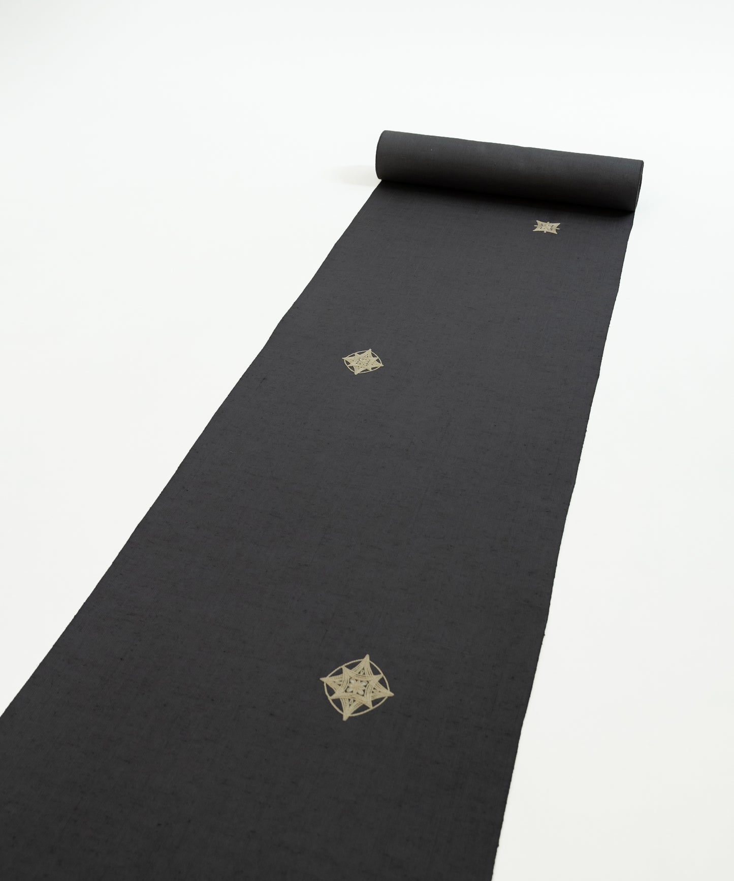 ムガシルク 刺繍着尺「深い灰色」