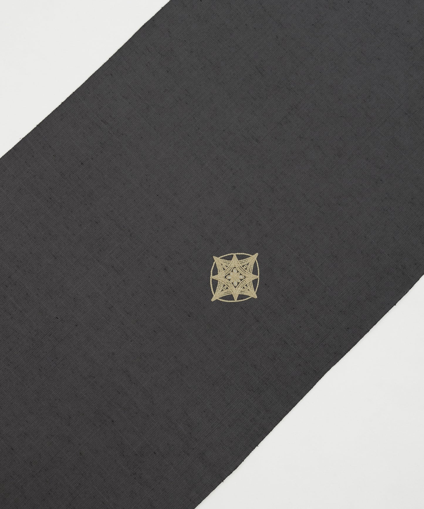 ムガシルク 刺繍着尺「深い灰色」