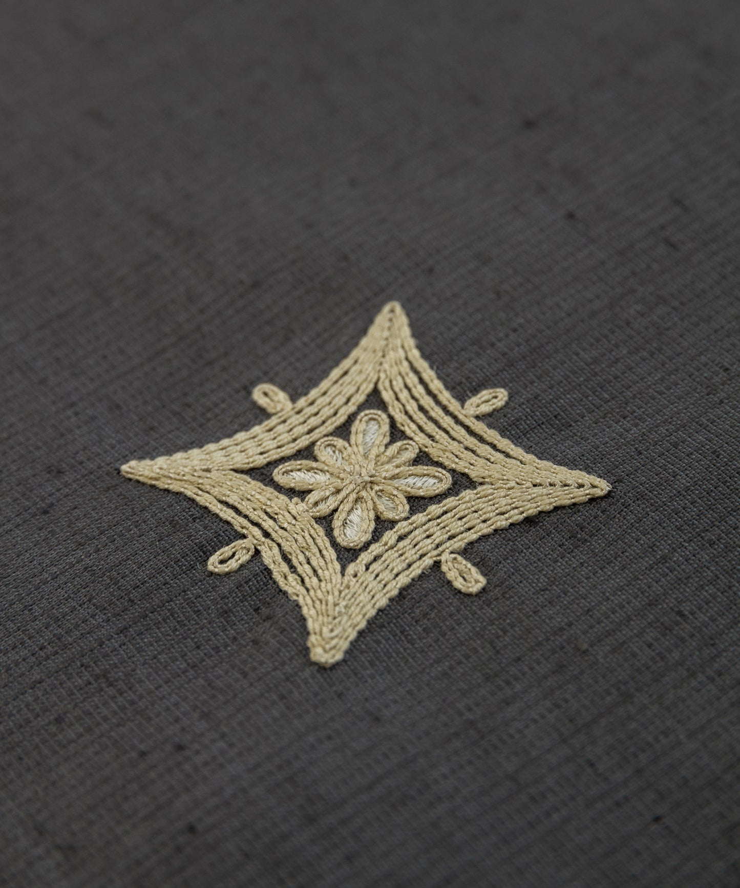 ムガシルク 刺繍着尺「深い灰色」