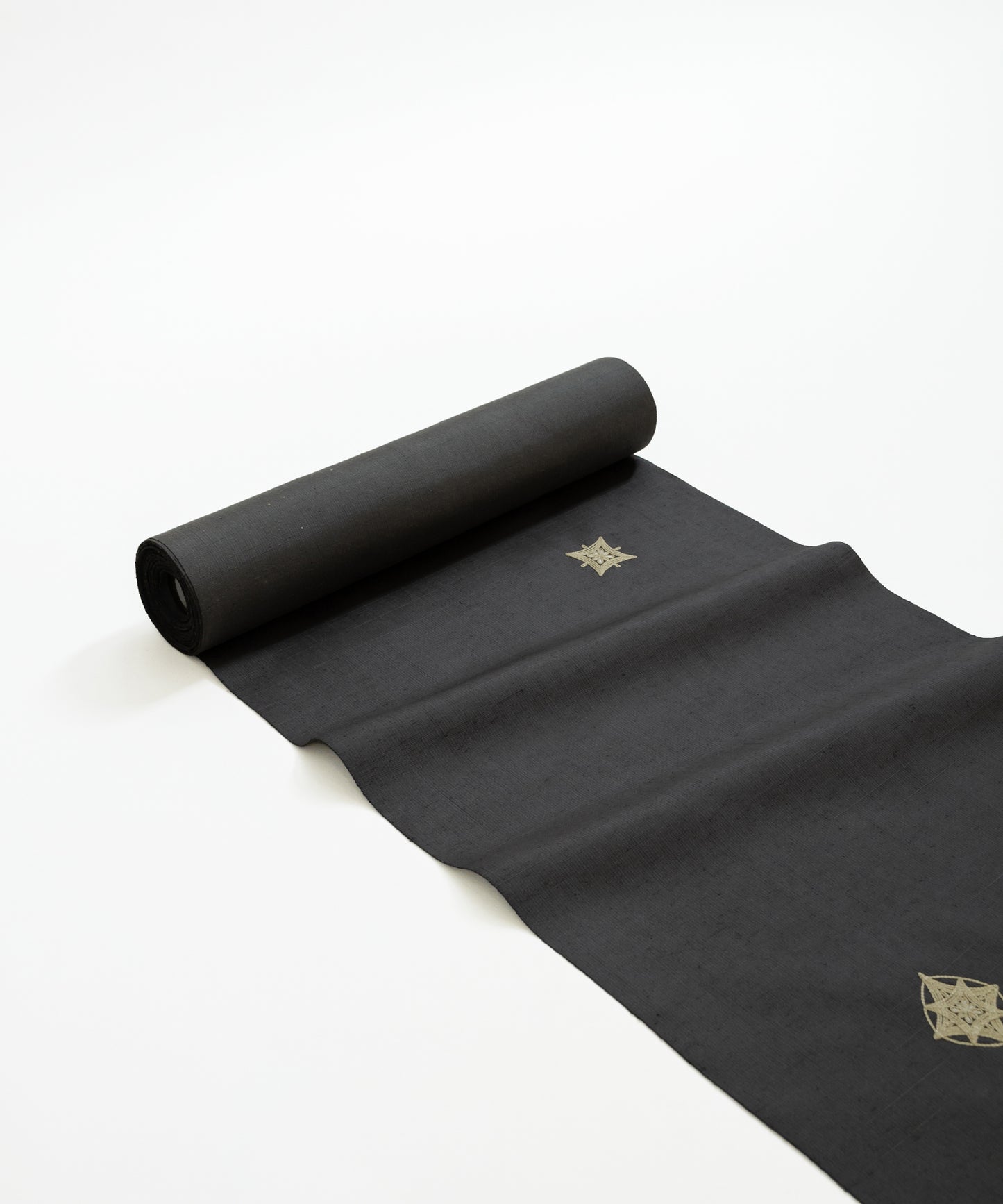 ムガシルク 刺繍着尺「深い灰色」