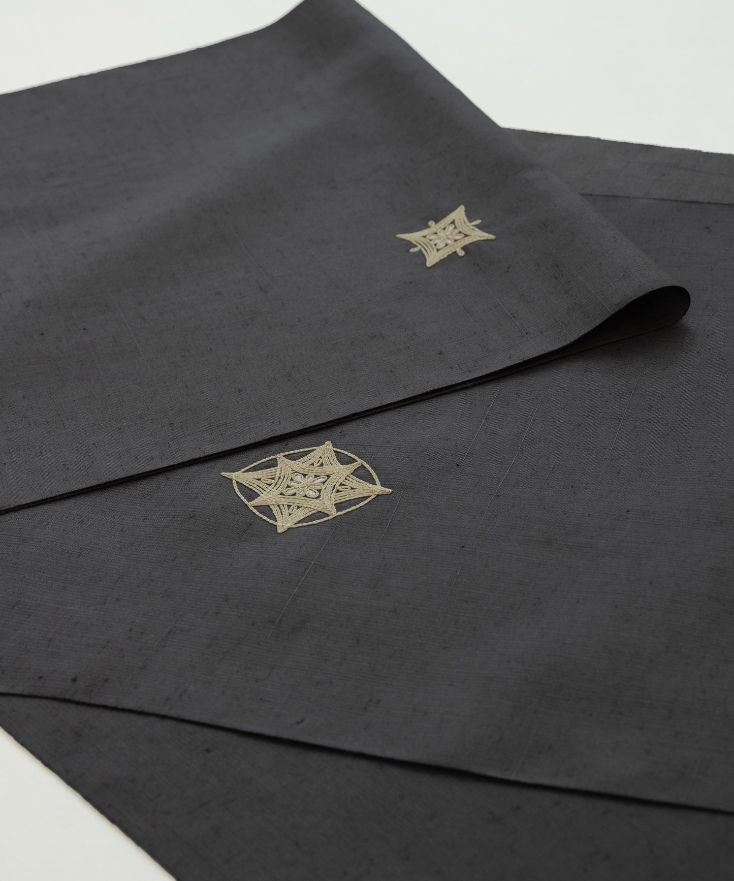 ムガシルク 刺繍着尺「深い灰色」