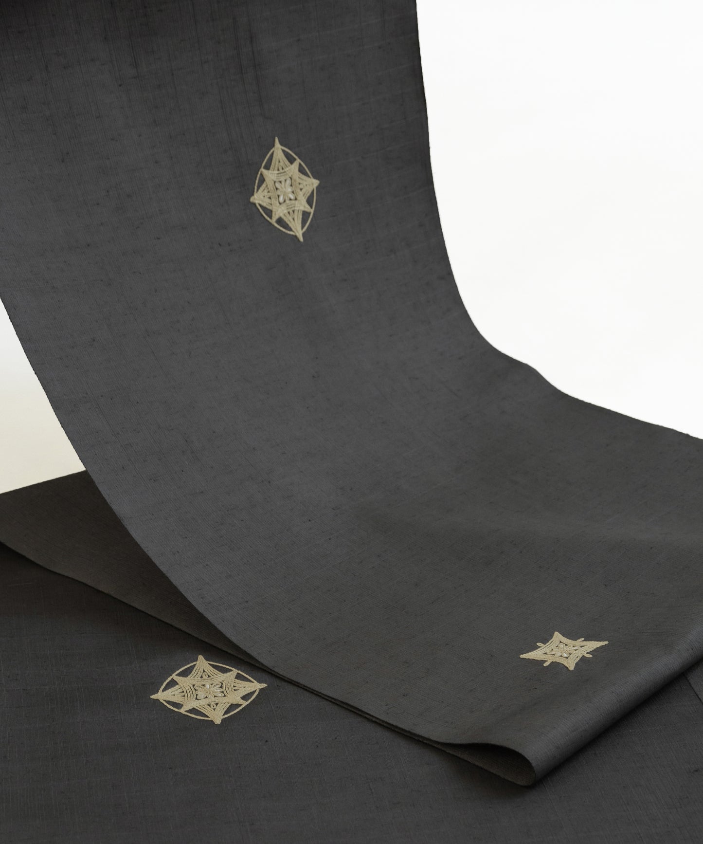ムガシルク 刺繍着尺「深い灰色」