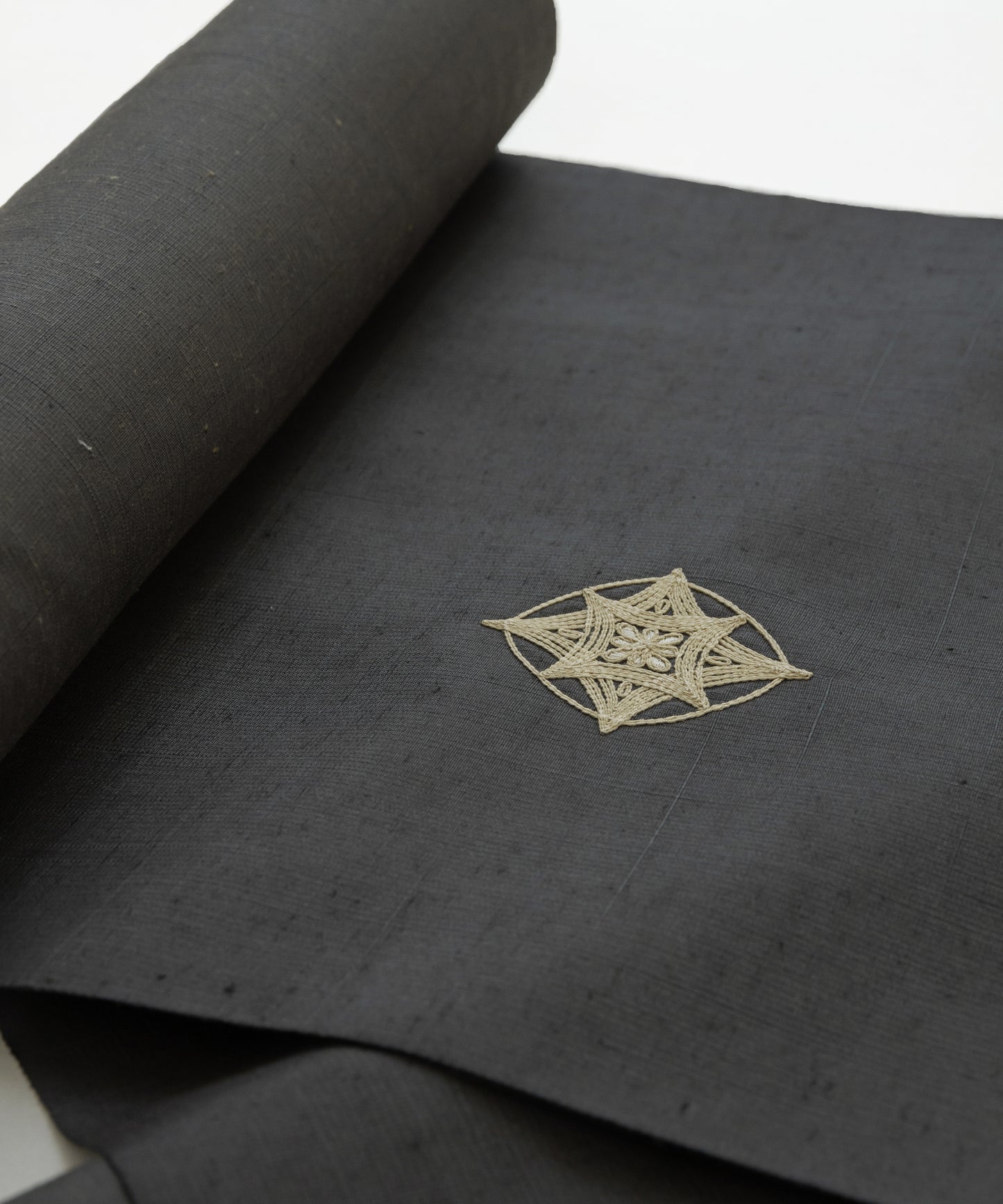 ムガシルク 刺繍着尺「深い灰色」