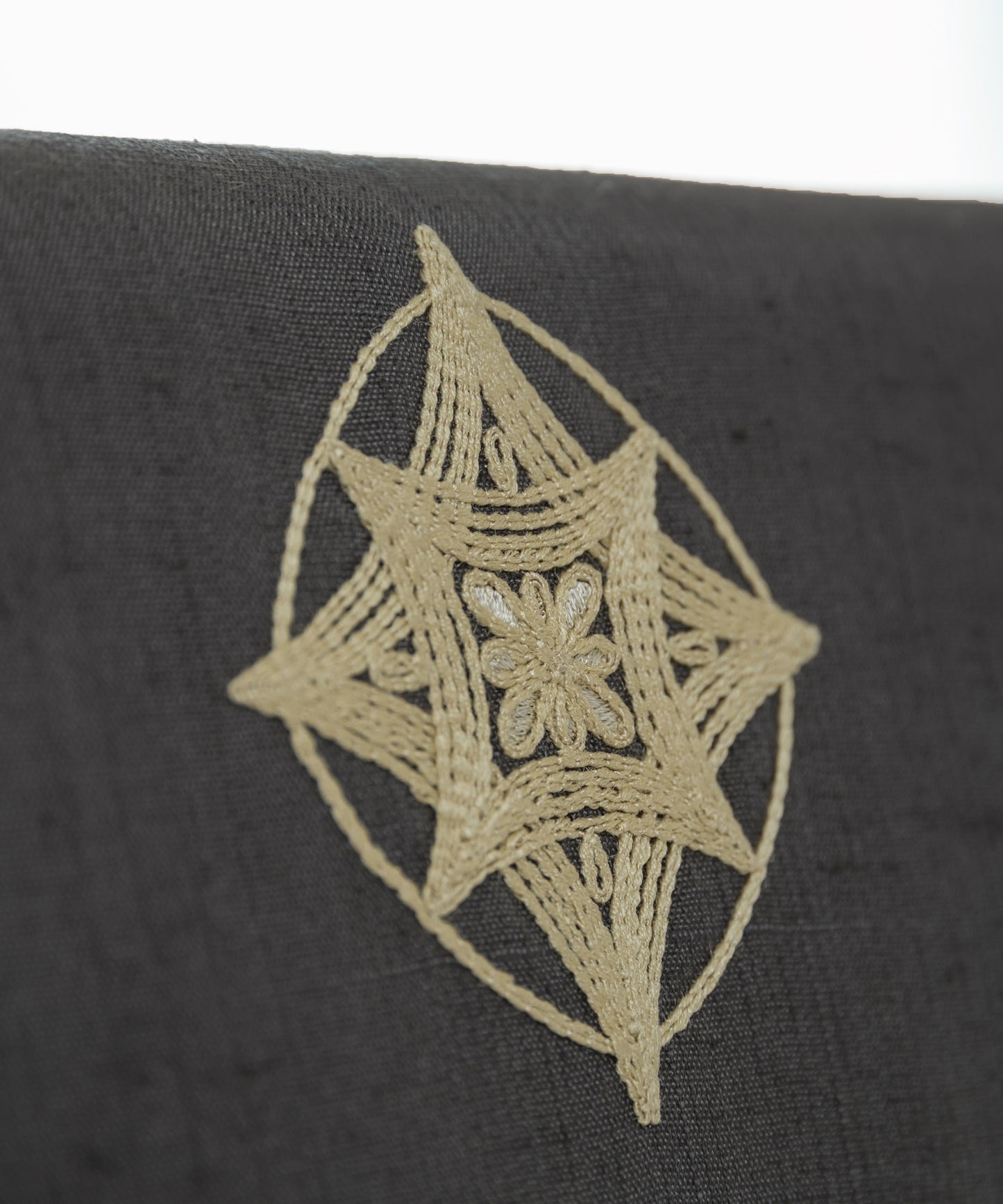 ムガシルク 刺繍着尺「深い灰色」
