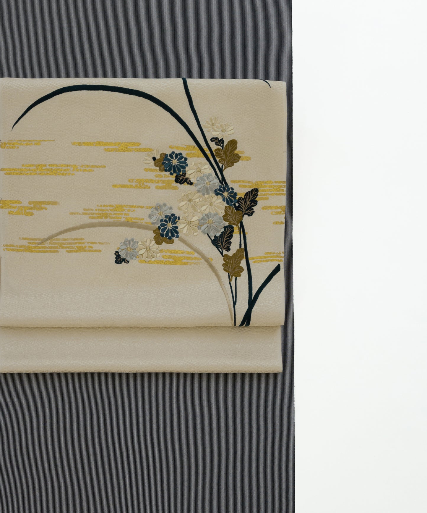 工芸キモノ野口 九寸名古屋帯「慶長霞に菊芒」白茶