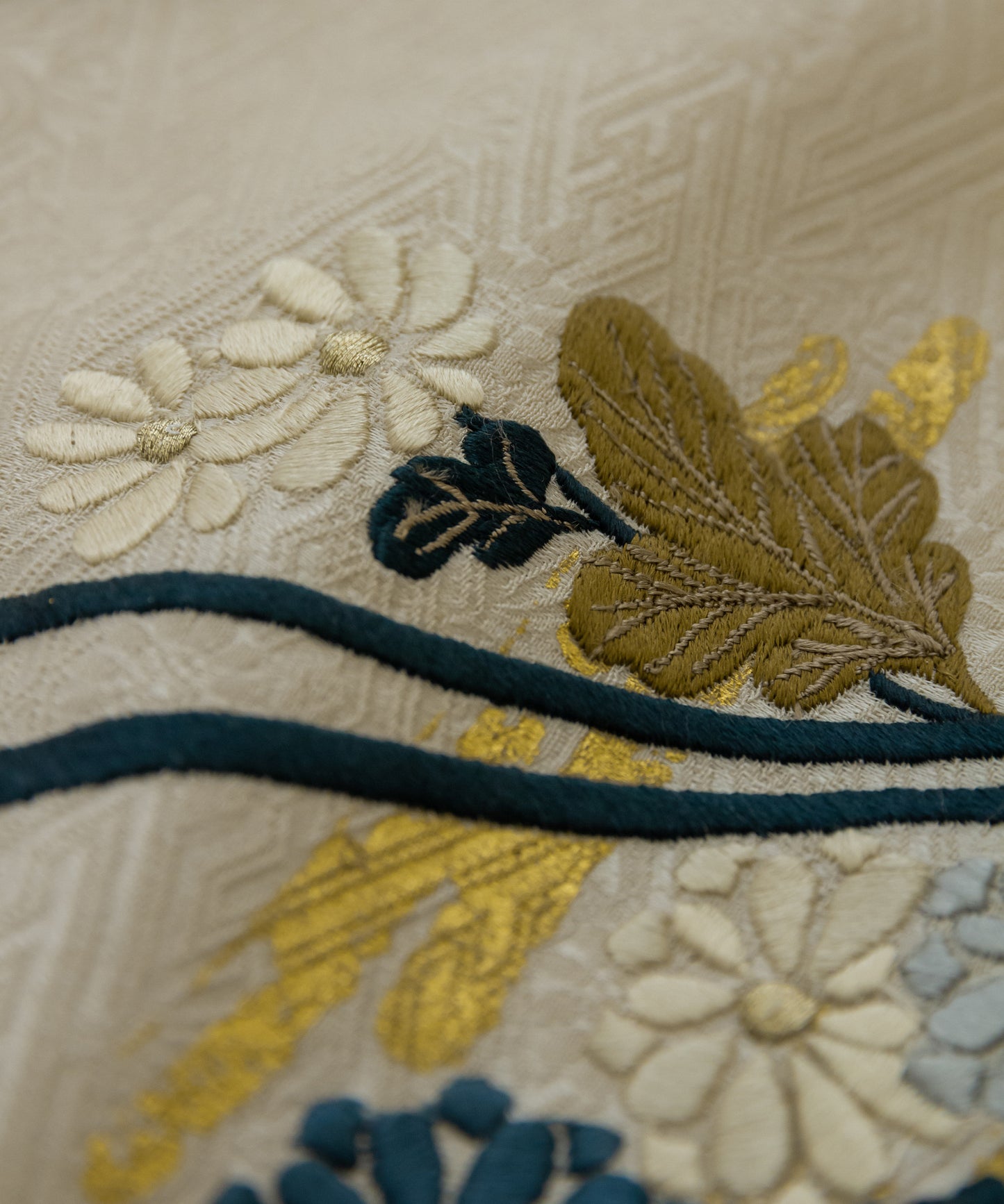 工芸キモノ野口 九寸名古屋帯「慶長霞に菊芒」白茶